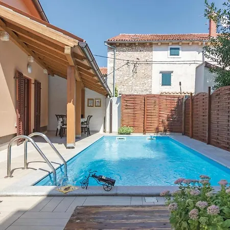 3 Bedroom Beautiful Home In Pula Пула