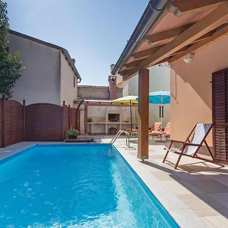 펜션 3 Bedroom Beautiful In 풀라