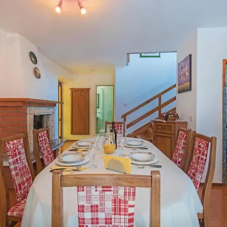 3 Bedroom Beautiful Home In Pula Holiday home