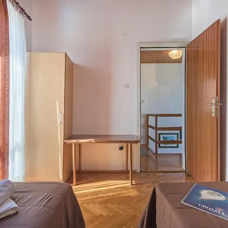 Holiday home 3 Bedroom Beautiful Home In Pula *