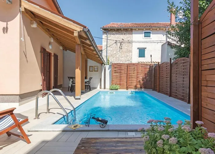 Holiday Home Pula Pomer Пула