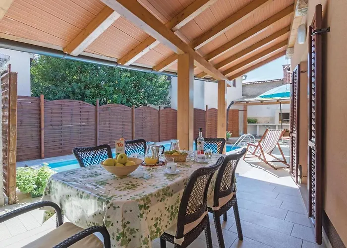 Holiday Home Pula Pomer Пула